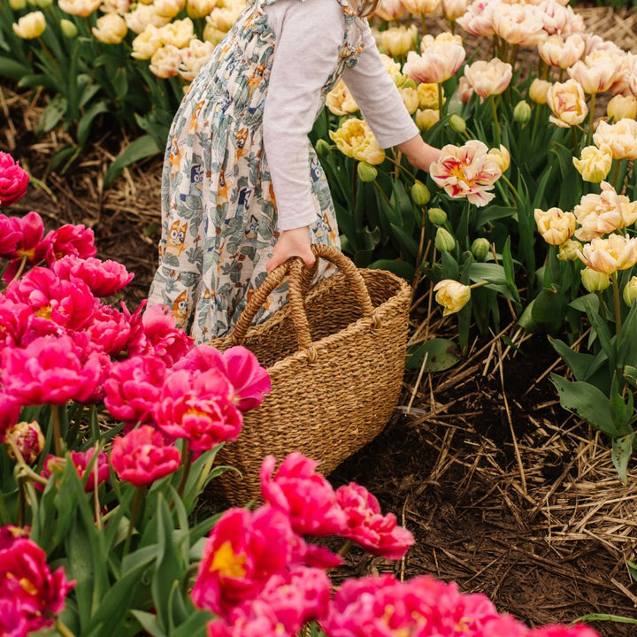 The Harvest gathering basket is handcrafted from hogla grass, an aquatic plant. Woven together, it creates a design that's both lightweight and strong, with layers of natural texture and tone.